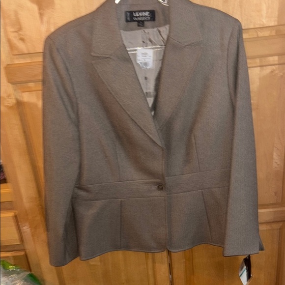 Larry Levine NWT size 16 women’s size large two piece suits and sepeperates - Picture 3 of 11